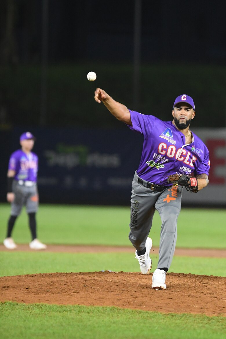 Coclé resiste y gana el primero en la serie final del Béisbol Mayor 2025