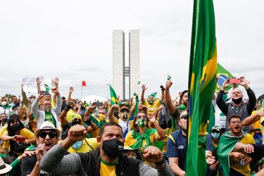 Miles de brasileños participan en manifestación pro-Bolsonaro en plena pandemia