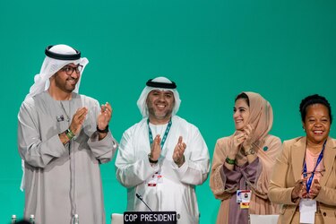 La COP28 cierra con un acuerdo “histórico” que intentará dejar atrás a los combustibles fósiles