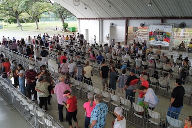 Por segundo día, decenas de personas se vacunan en el Parque Omar
