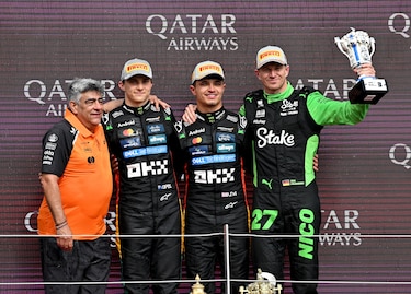 Norris gana en Inglaterra y recorta a Piastri, sancionado, en una carrera loca