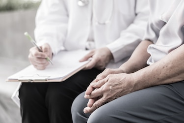 Estudio sugiere que un antiguo instinto humano de búsqueda de alimentos podría estar detrás del Alzheimer