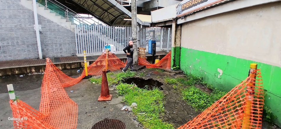 Socavón al lado de la estación del Metro de Pan de Azúcar preocupa a los moradores