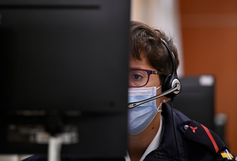 ‘Buenos días, soy del ejército’: Los militares españoles tras la pista del covid