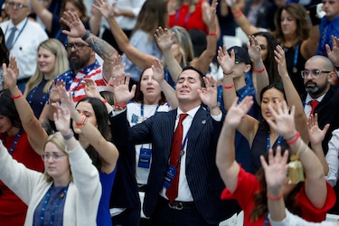 Multitud de seguidores de Charlie Kirk se da cita en Arizona para despedirlo