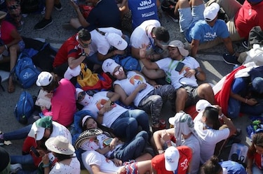 Miles de jóvenes se congregan para esperar al papa esta tarde en el víacrucis
