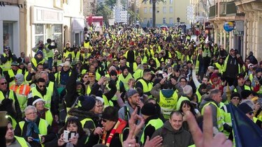 'Chalecos amarillos' convocan a más protestas en París