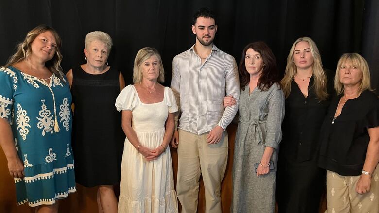 ‘Vi una luz caleidoscópica antes de quedarme ciego’: el joven que sobrevivió a un envenenamiento masivo por metanol en el que murieron 6 personas