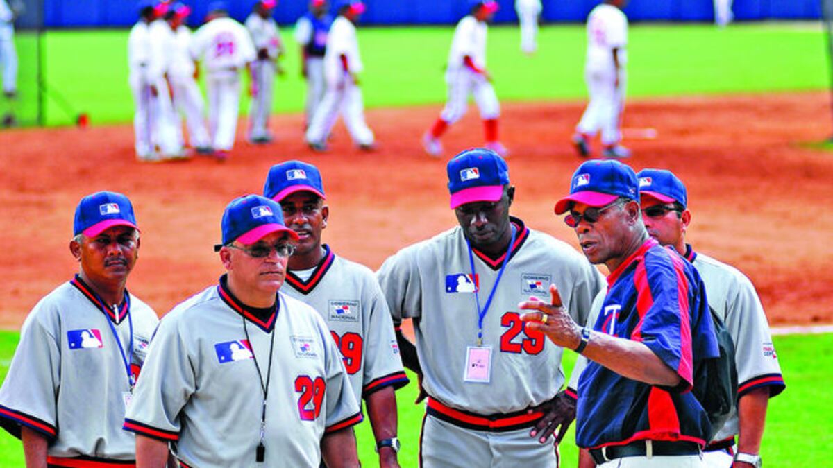 Crespo, al frente, escucha los consejos de Rod Carew (Der.) en su visita a Panamá en 2008.