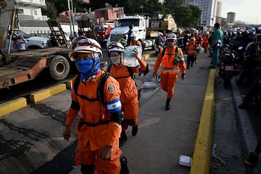‘Hay edificios donde no se ha removido ni una sola piedra’: crece la frustración en Venezuela mientras se desvanece la esperanza de hallar más sobrevivientes