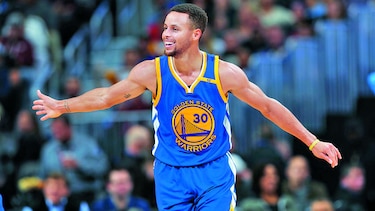 Curry guía paliza de Warriors