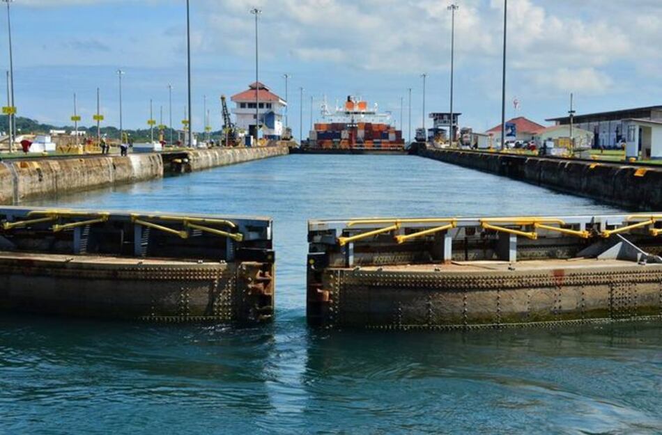 Se desborda esclusa del Canal de Panamá durante 40 minutos