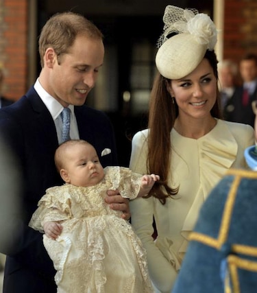 Príncipe Jorge de Inglaterra fue bautizado en una ceremonia familiar