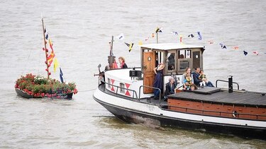 Flores en el Támesis para recordar a la diputada británica asesinada