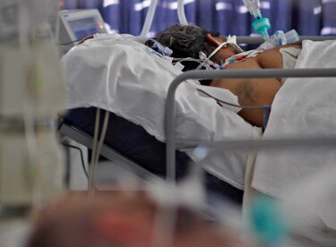 Agotamiento médico en Argentina, al borde de los 100,000 muertos por la Covid-19