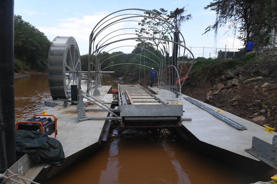 Wanda, la gran rueda para atrapar desechos en el río Juan Díaz