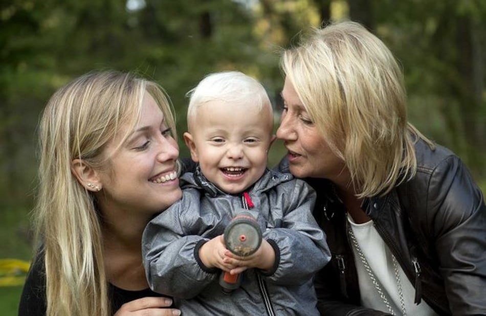 Mujer da a luz tras recibir el útero de la madre