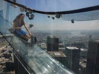 Inauguran tobogán de vidrio en el edificio más alto de Los Ángeles