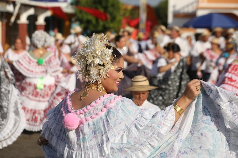 Fotogalería: Tunas de tambores y violines en el Martes de Carnaval en Santo Domingo