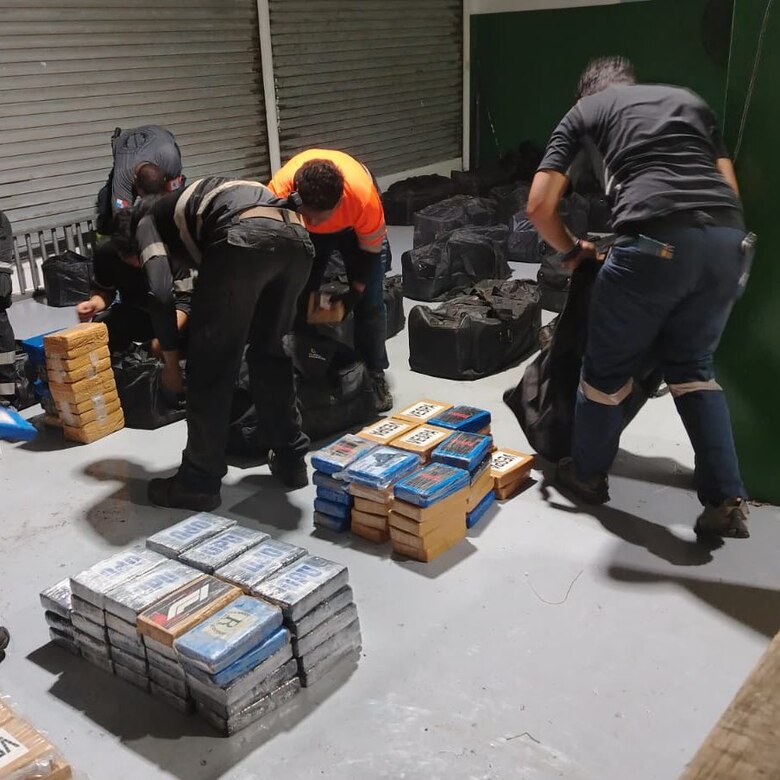 Oculta en maletas: droga valuada en millones es decomisada en buque en tránsito por Panamá