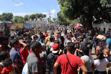 Miles de migrantes protestan en el sur de México y amenazan con nueva caravana