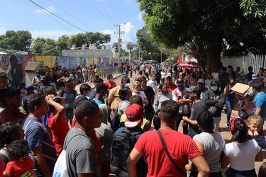 Miles de migrantes protestan en el sur de México y amenazan con nueva caravana