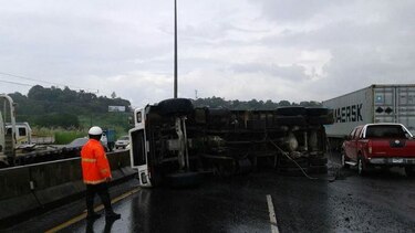 Camión se vuelca en la autopista Arraiján-La Chorrera y provoca tranque