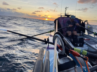 Los tres hermanos que lograron la hazaña de remar 15,000 km desde Perú a Australia