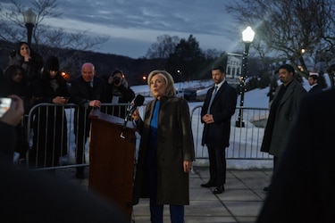 Hillary Clinton insiste en que no conoció a Epstein y critica interrogatorio del Congreso