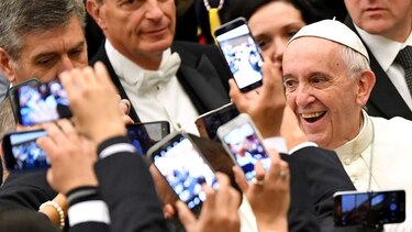 Nueva misión para el papa Francisco: comprar sus propios zapatos