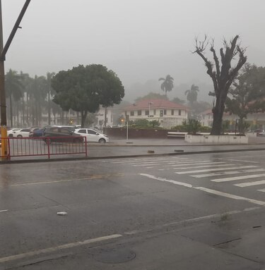 Emiten aviso de advertencia por fuerte lluvias y posibles inundaciones urbanas