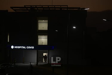Traslados de pacientes al hospital Covid, en la Ciudad de la Salud, continúan este miércoles