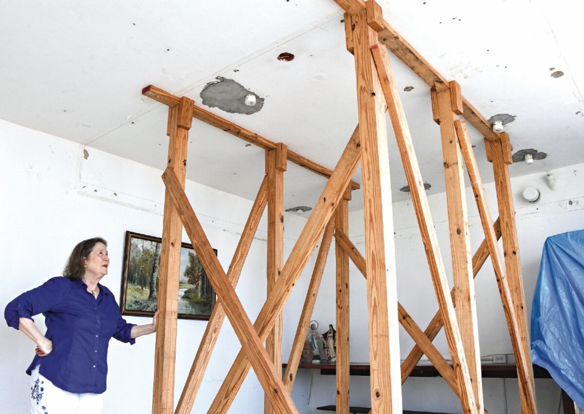 El techo del apartamento de Kathleen McGrath es sostenido con apuntalamientos de madera, que fueron colocados en 2015 por el Sistema Nacional de Protección Civil, . Elysée Fernández