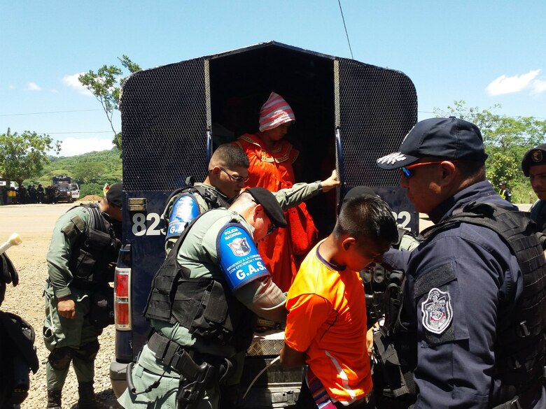 Se rompe el diálogo en Barro Blanco; policía despeja la Interamericana y detiene a 20 personas