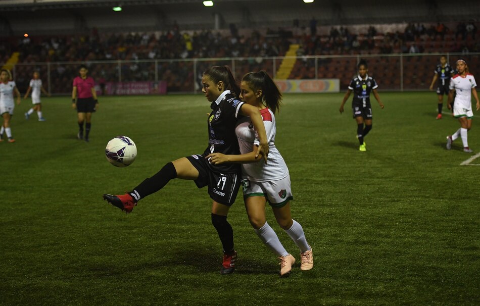 Universitario y Tauro FC cierran el año con la gran final del fútbol femenino