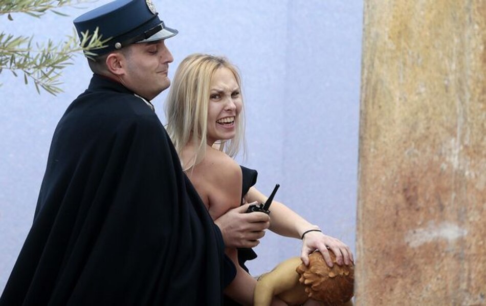 La 'femen' que agarró la estatua del niño Jesús podría ser juzgada en el Vaticano
