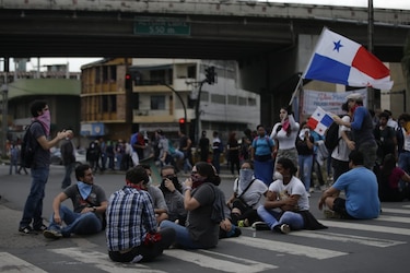 Se reanudan protestas contra reformas constitucionales; vandalizan sede del PRD