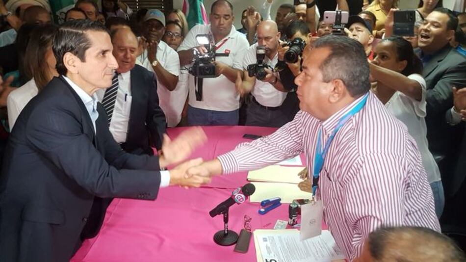 Rómulo Roux se postula como precandidato presidencial de CD