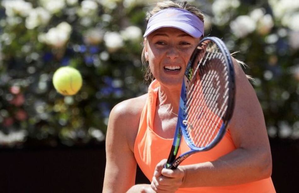 Sharapova se recupera de flojo inicio y avanza