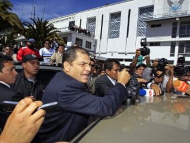 Correa se reúne con una delegación de policías sublevados