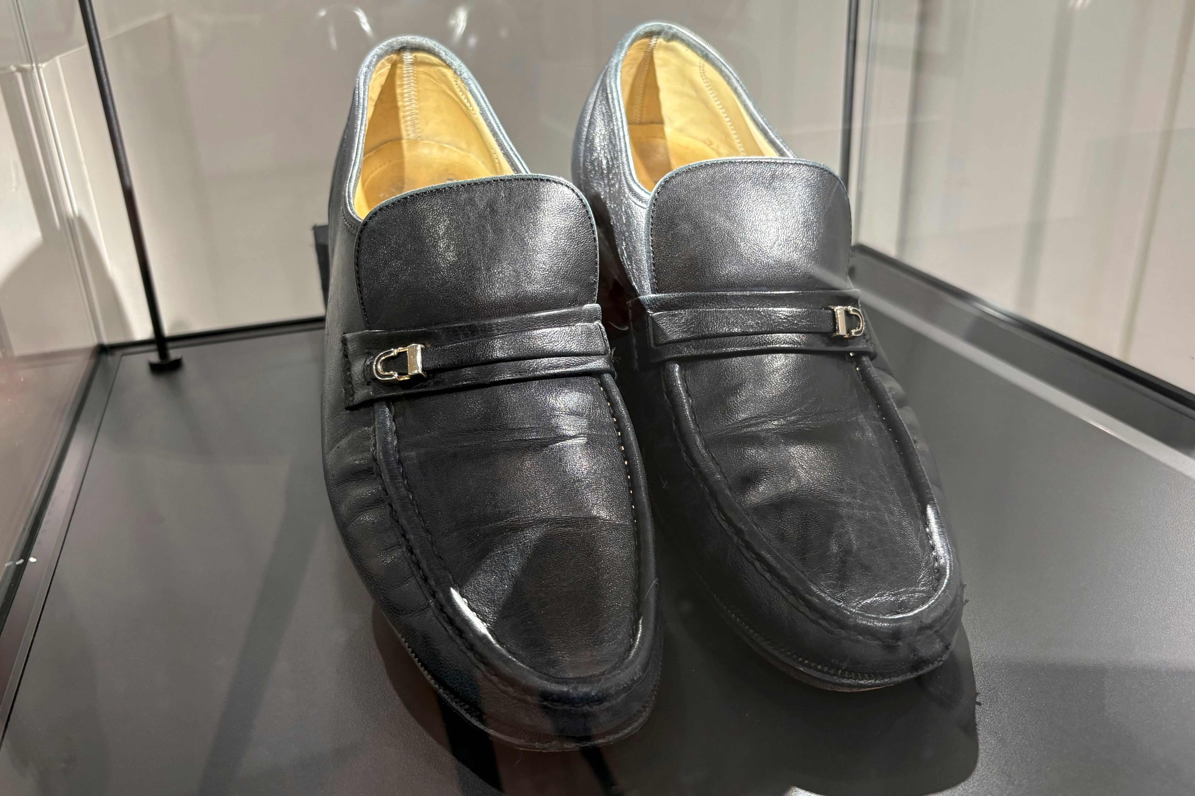 Unos mocasines que utilizó Michael Jackson en su Victory Tour. EFE