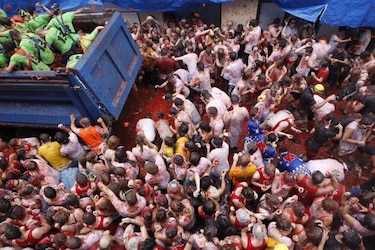 Famosa tomatina en España cobra entrada por crisis