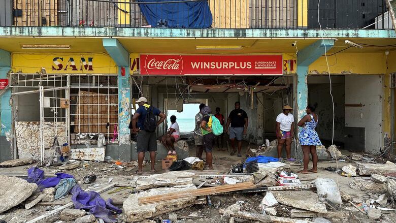 Buscando cualquier cosa para comer por las calles: la desesperación en Jamaica tras la devastación causada por el huracán Melissa