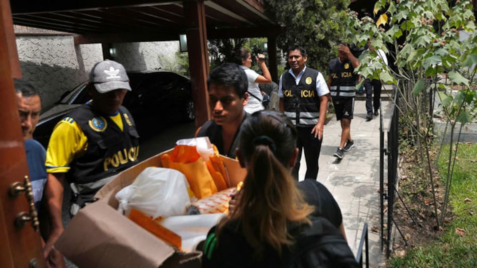 Fiscales allanan la casa del expresidente peruano Alejandro Toledo, acusado de recibir coimas