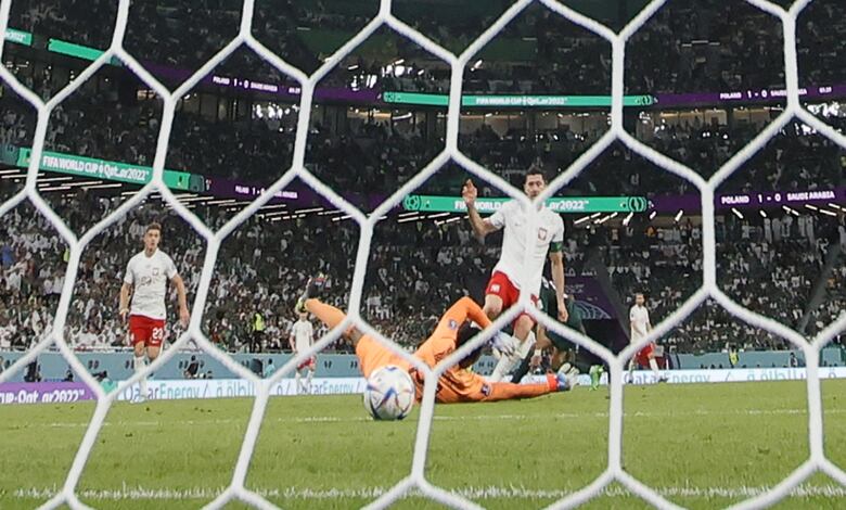 Lewandowski y Szczesny frenan a Arabia Saudí y Polonia gana 2-0