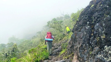 Ver el horizonte desde la cima del volcán