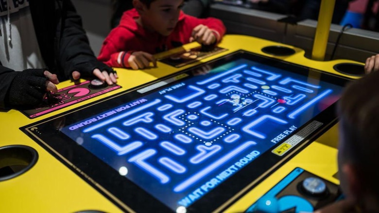Pac-Man: qué hace tan adictivo y exitoso al juego que nació en Japón cuando su creador se comía una pizza