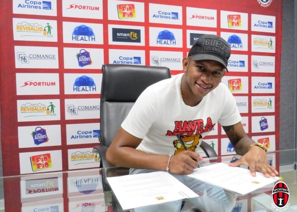 El defensor panameño Fidel Escobar firma con el Alcorcón de la segunda de España