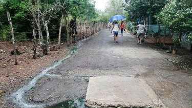 Derrame de aguas afecta a los residentes de comunidad santeña