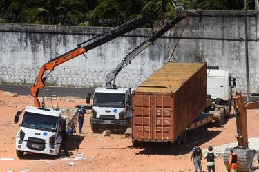 Separan con contenedores a presos de bandas rivales en nordeste de Brasil